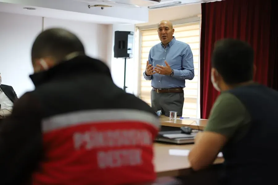 Şenel Karaman, psikososyal destek yeleği giyen katılımcılara seminer veriyor