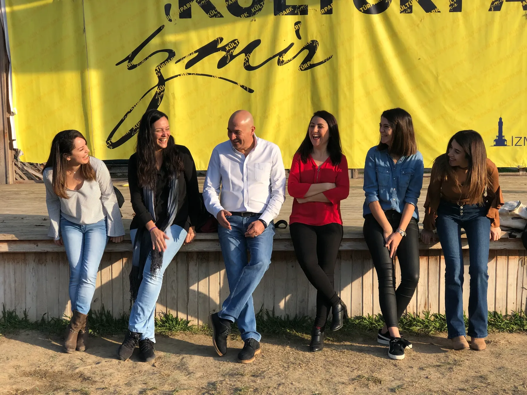 Liman Psikoloji ekibi Kültürpark İzmir pankartının önünde